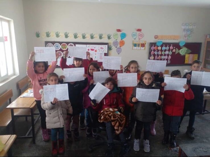 Van’da binlerce öğrenci karne sevinci yaşadı