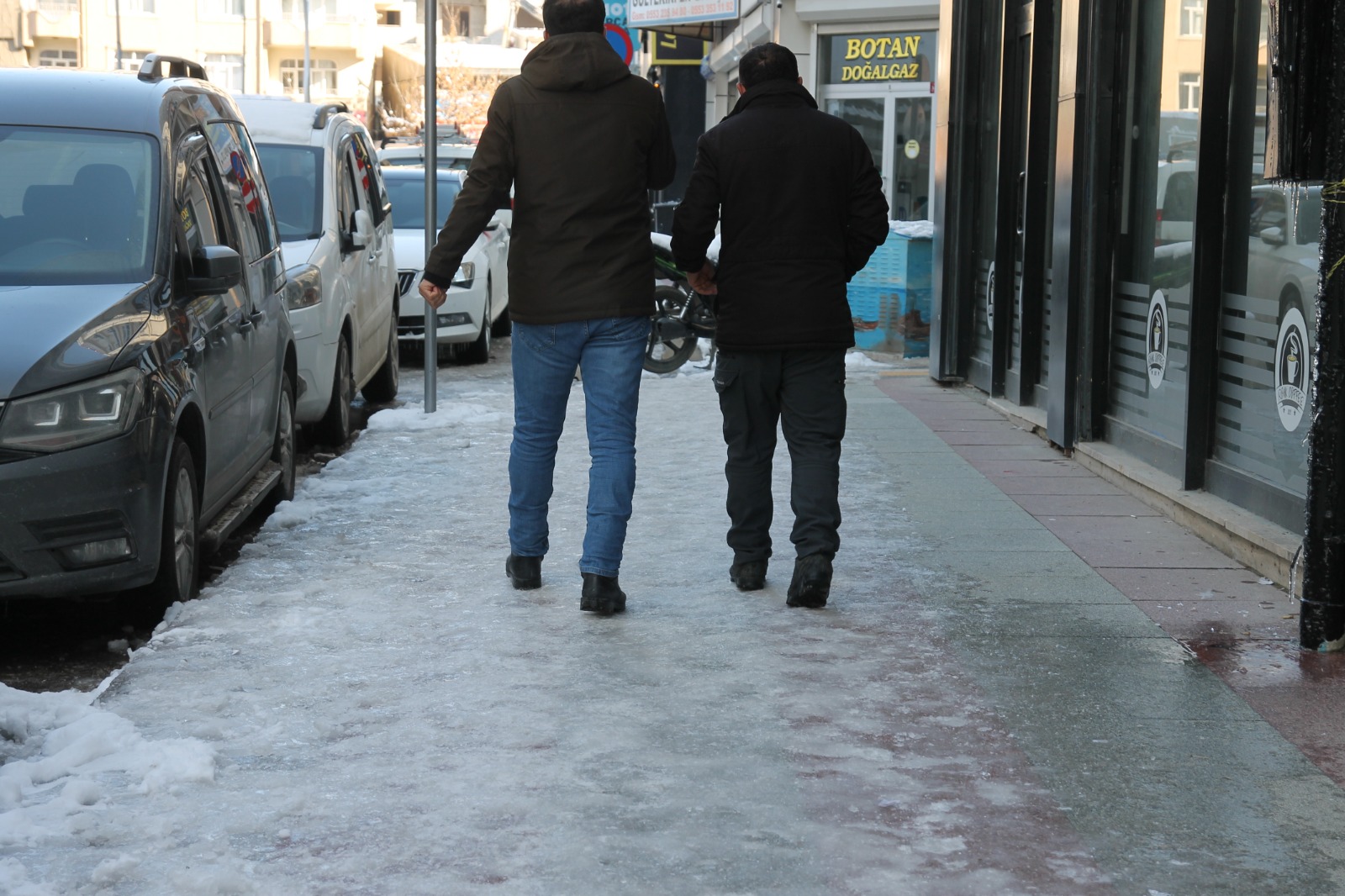 Vanlılar ne yolda yürüyebilir ne de kaldırımda