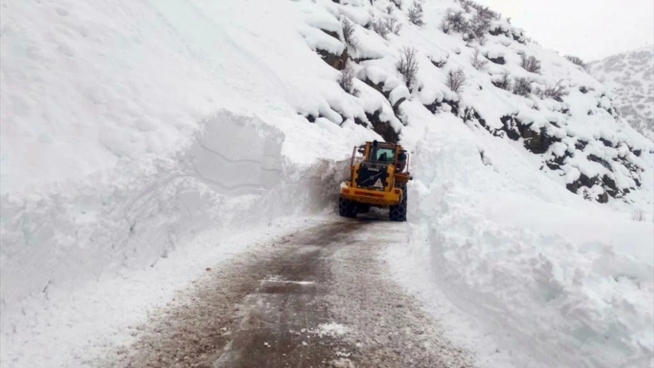Van’da 26 yerleşim yerinin yolu ulaşıma kapandı