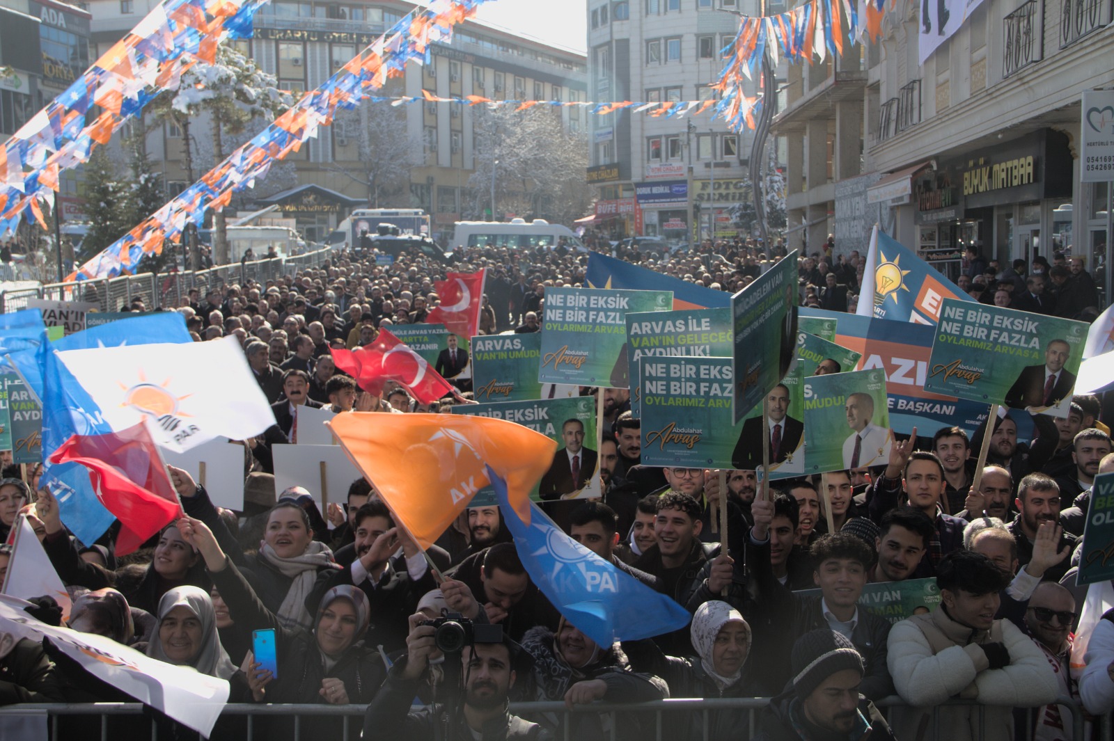 AK Parti Van Büyükşehir Belediye Başkan Adayı Arvas, ilde coşku ile karşılandı