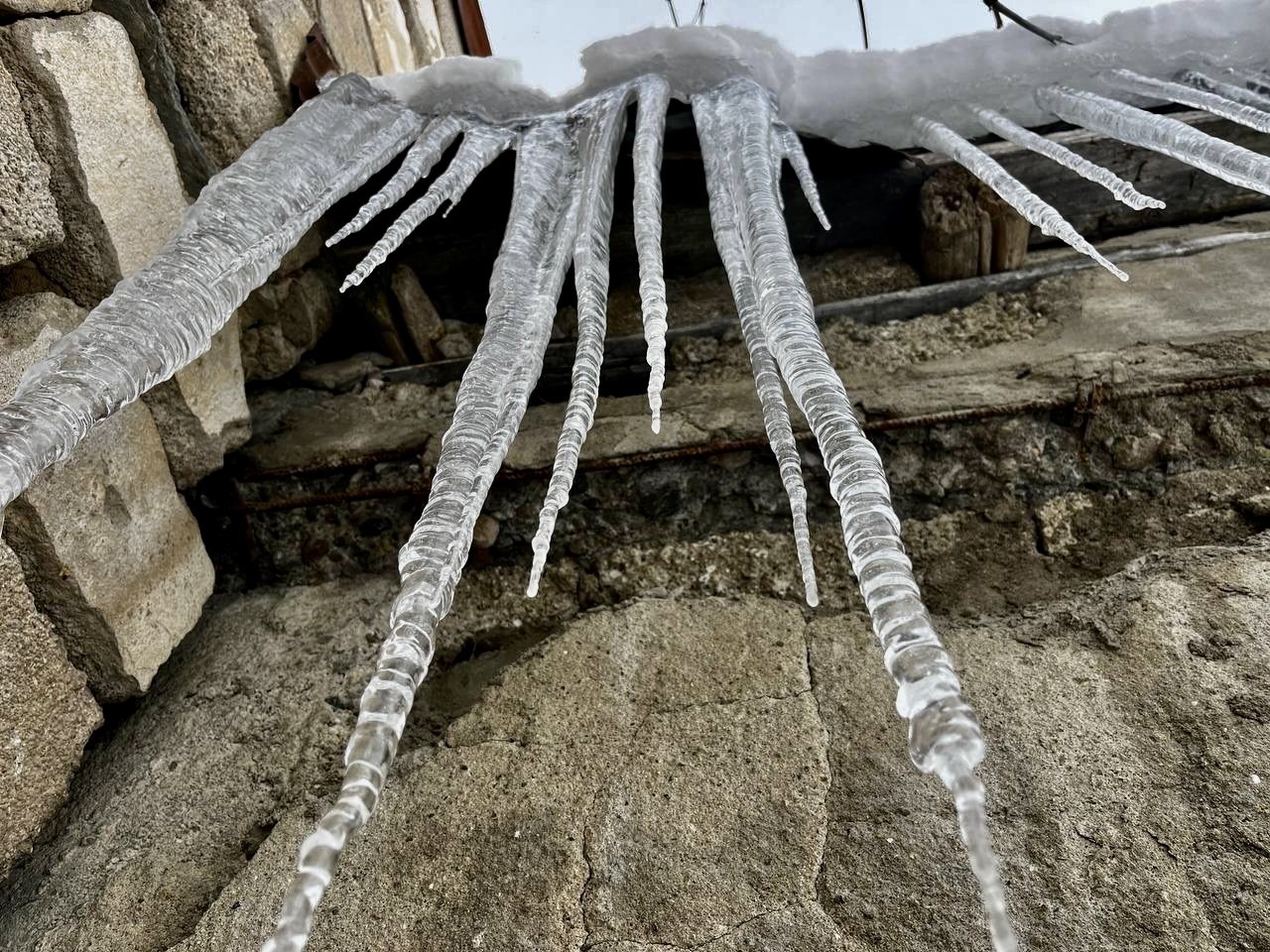 Ağrı’da dev buz sarkıtları oluştu