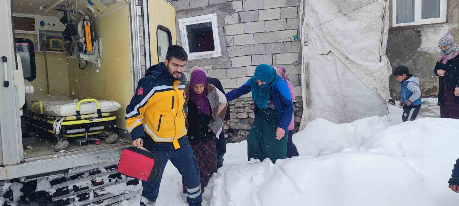 Ağrı’da hamile kadın paletli ambulansla kurtarıldı