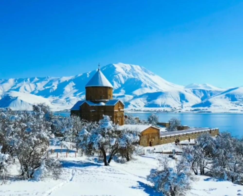 Akdamar Adası beyaz gelinliğini giydi