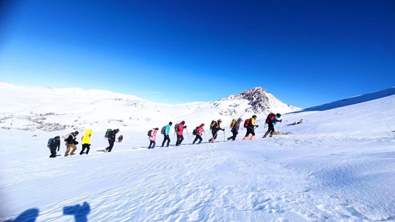 Doğa severler Kelespi Dağı’na tırmandı, Urartulardan kalma kaya mezarları tahrip edildi