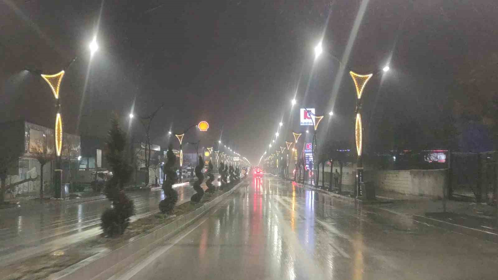 Bahçesaray’da kar kalınlığı 50 santimetreye ulaştı