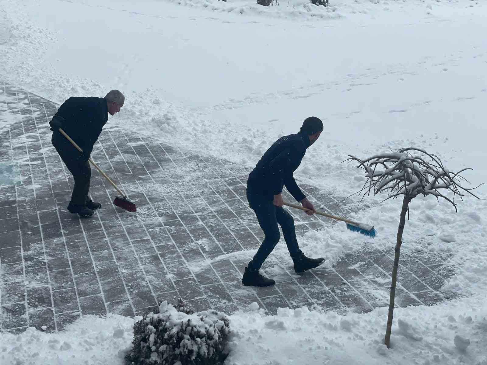 Başkale’de kar yağışı: 48 yerleşim yerinin yolu kapandı