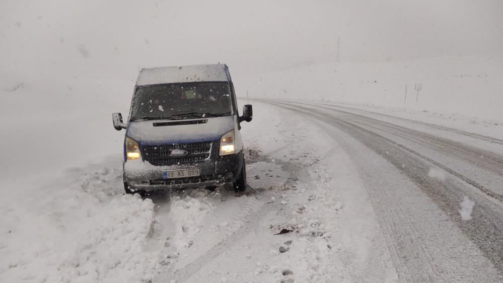 Bitlis’te yoğun kar yağışı nedeniyle araçlar mahsur kaldı