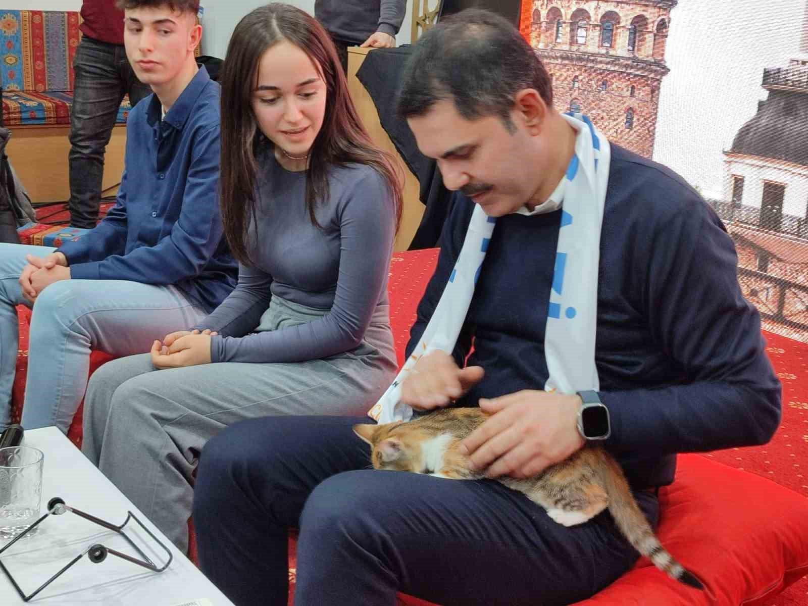 İBB Başkan adayı Murat Kurum’a kedi hediyesi