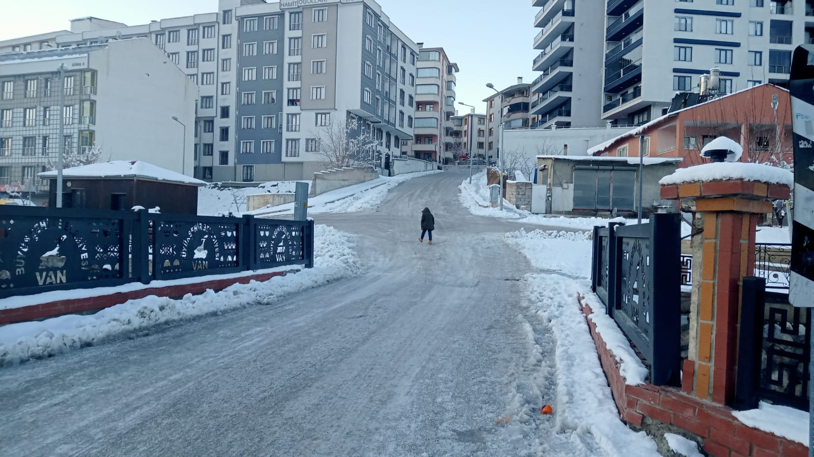 Van’da Kar Durdu, Yollar Dondu!