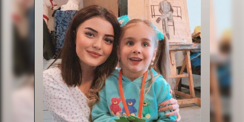 Genç üniversite öğrencisi hem resim çiziyor hem de çocukları sanata yönlendiriyor