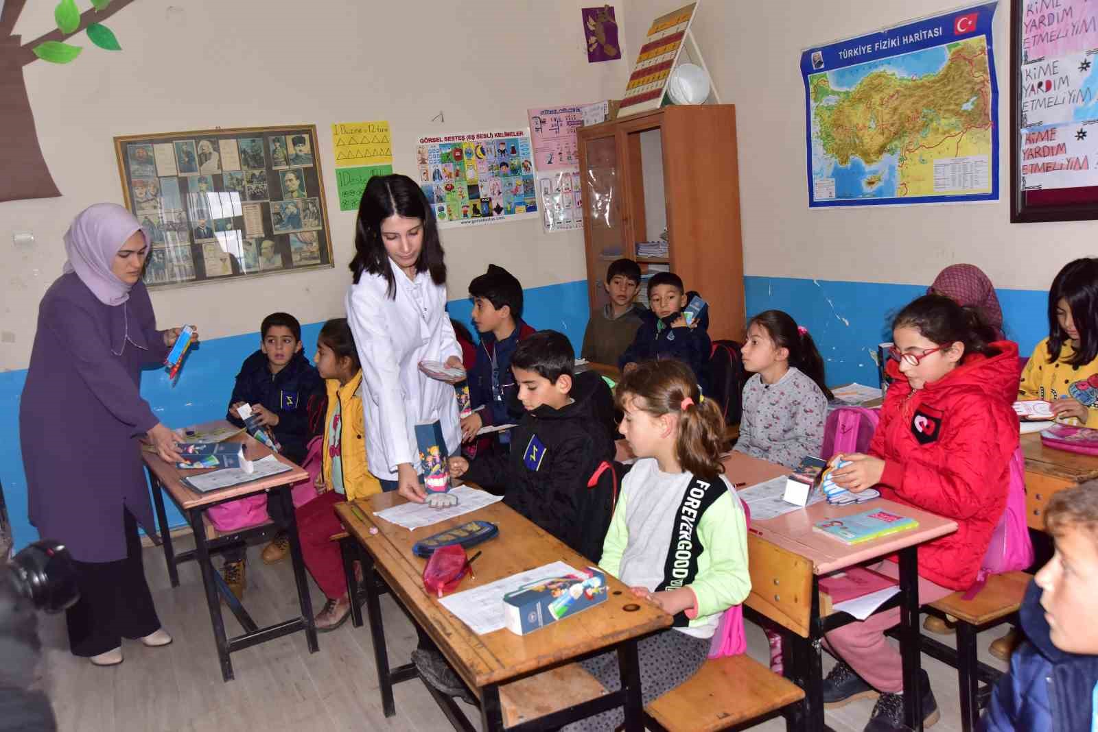 Köy köy dolaşarak sağlık taraması yapıyorlar