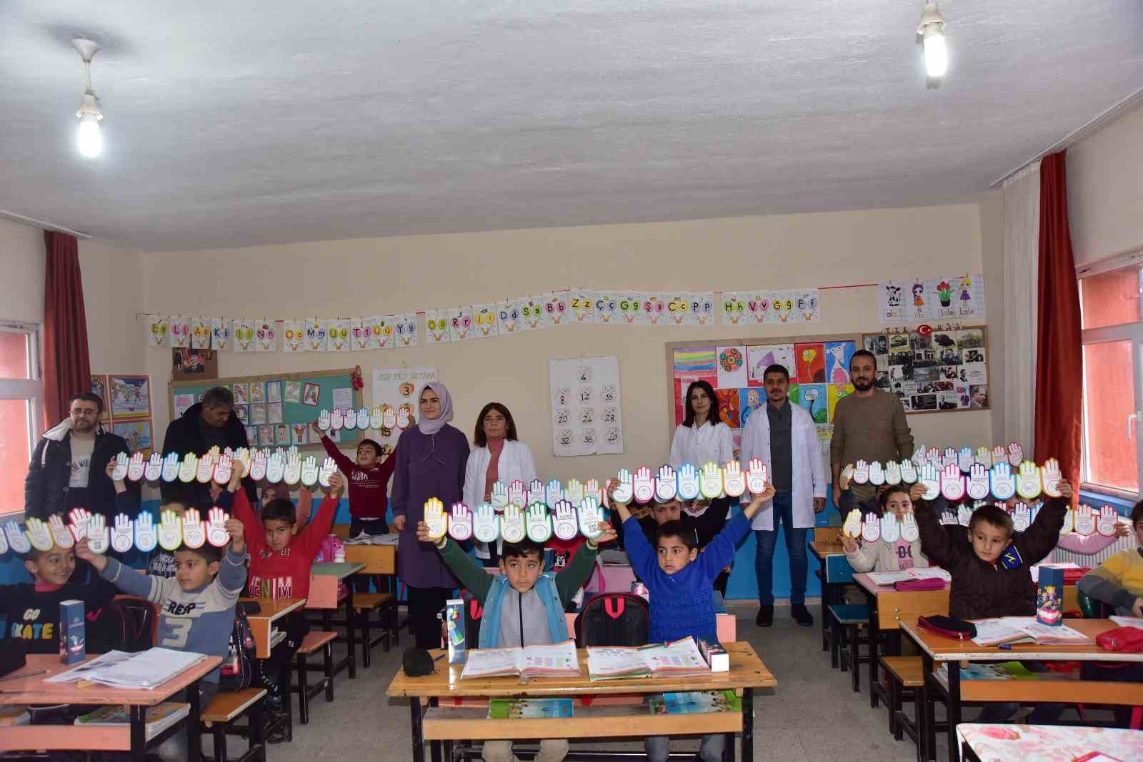 Köy köy dolaşarak sağlık taraması yapıyorlar