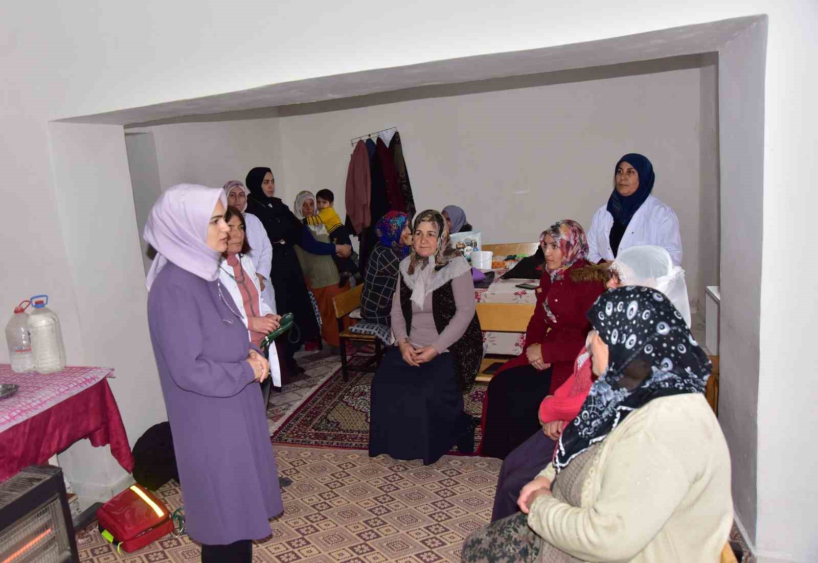 Köy köy dolaşarak sağlık taraması yapıyorlar