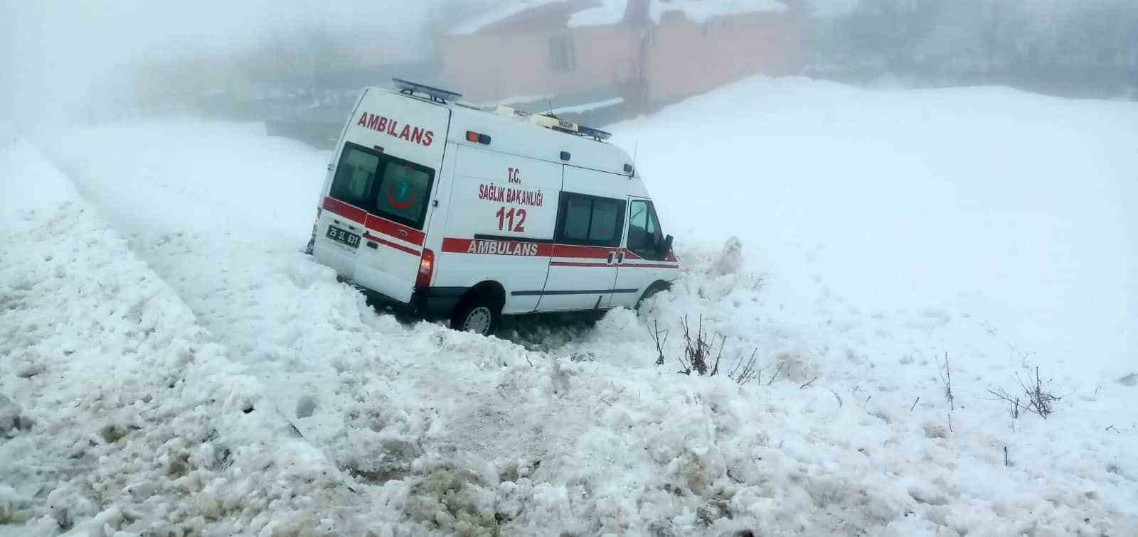 Bingöl’de ambulans buzlanma nedeniyle yoldan çıktı: 5 yaralı
