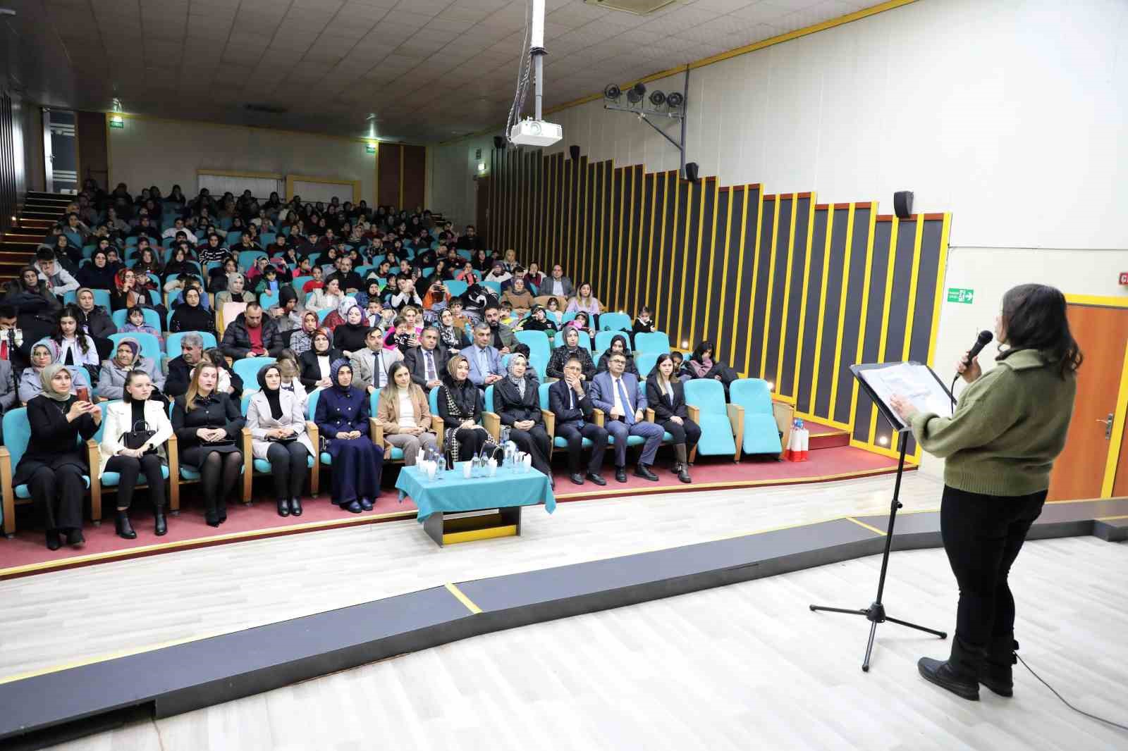 Ağrı’da şiir ve tiyatro şöleni