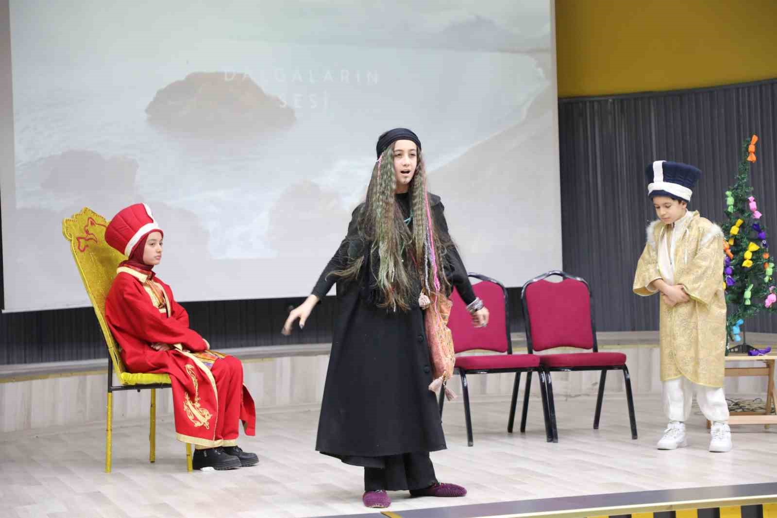 Ağrı’da şiir ve tiyatro şöleni