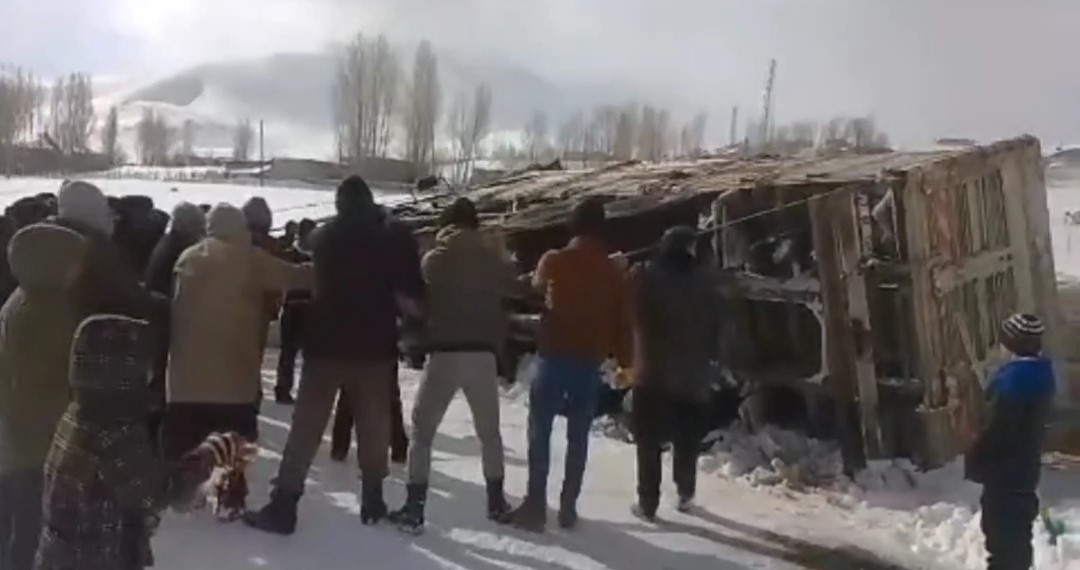 Yan yatan kamyonu bağladıkları ipi çekerek kaldırdılar