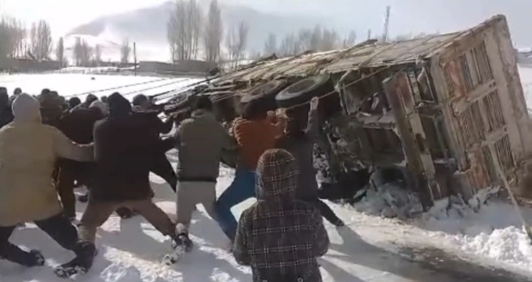 Yan yatan kamyonu bağladıkları ipi çekerek kaldırdılar