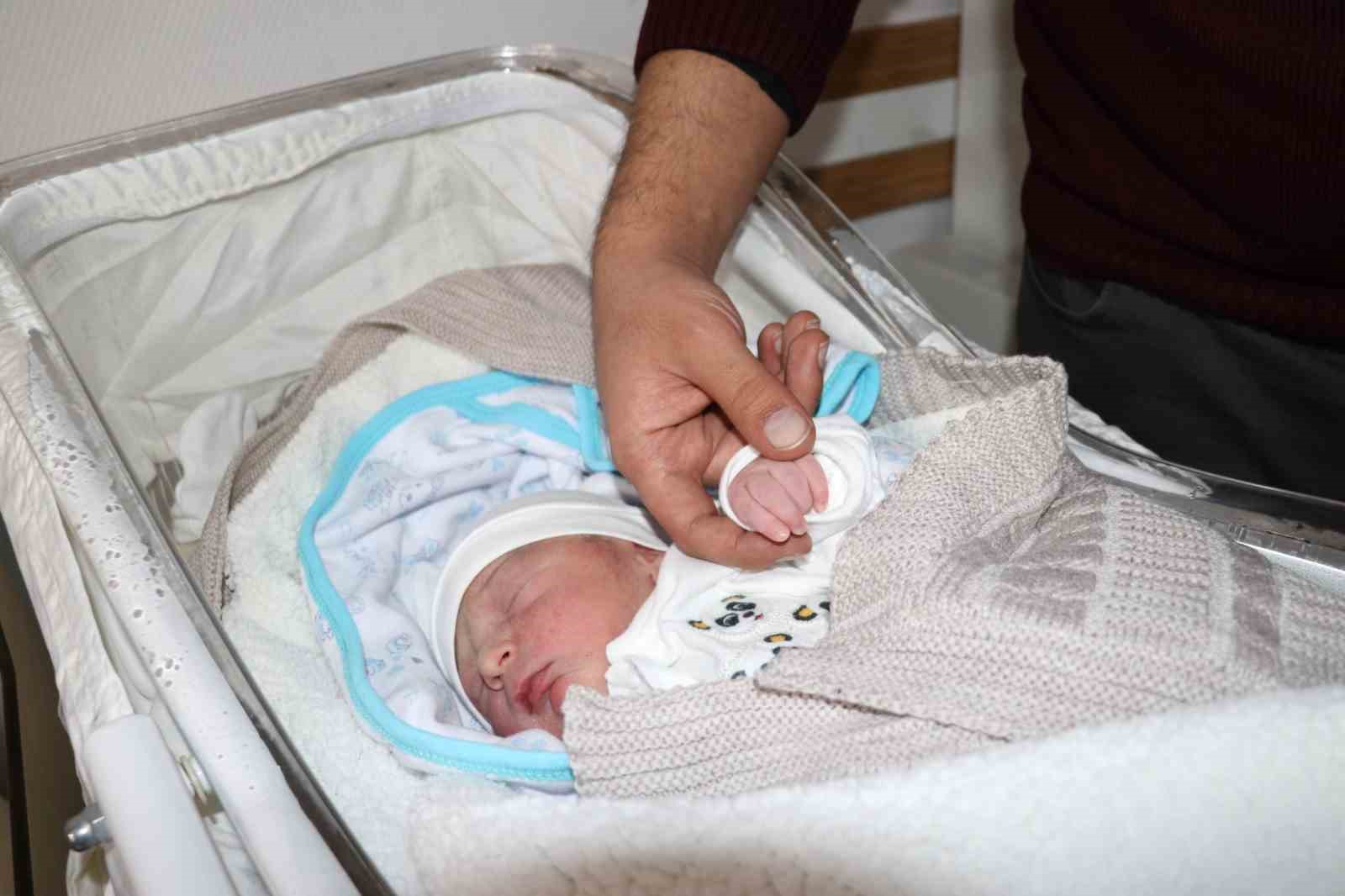 Yeni yılın ilk bebekleri dünyaya geldi