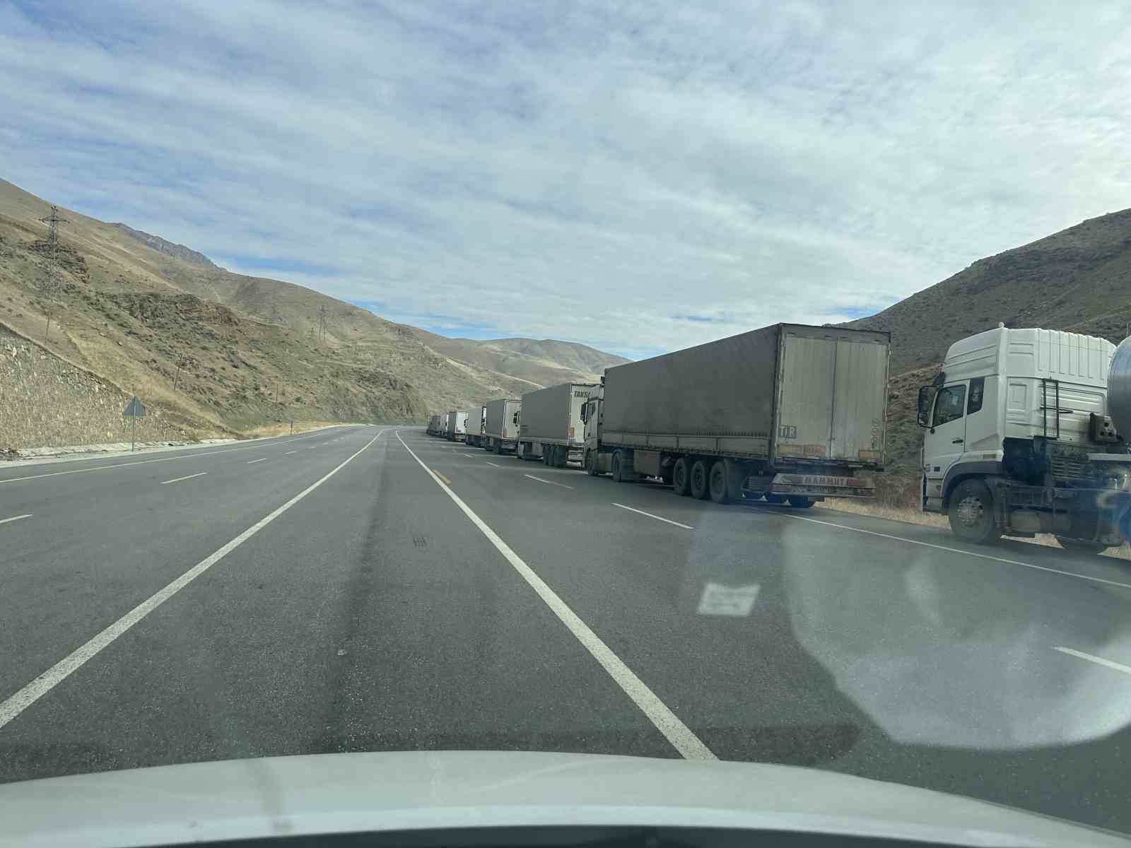 Türkiye-İran sınırında 10 kilometrelik tır kuyruğu