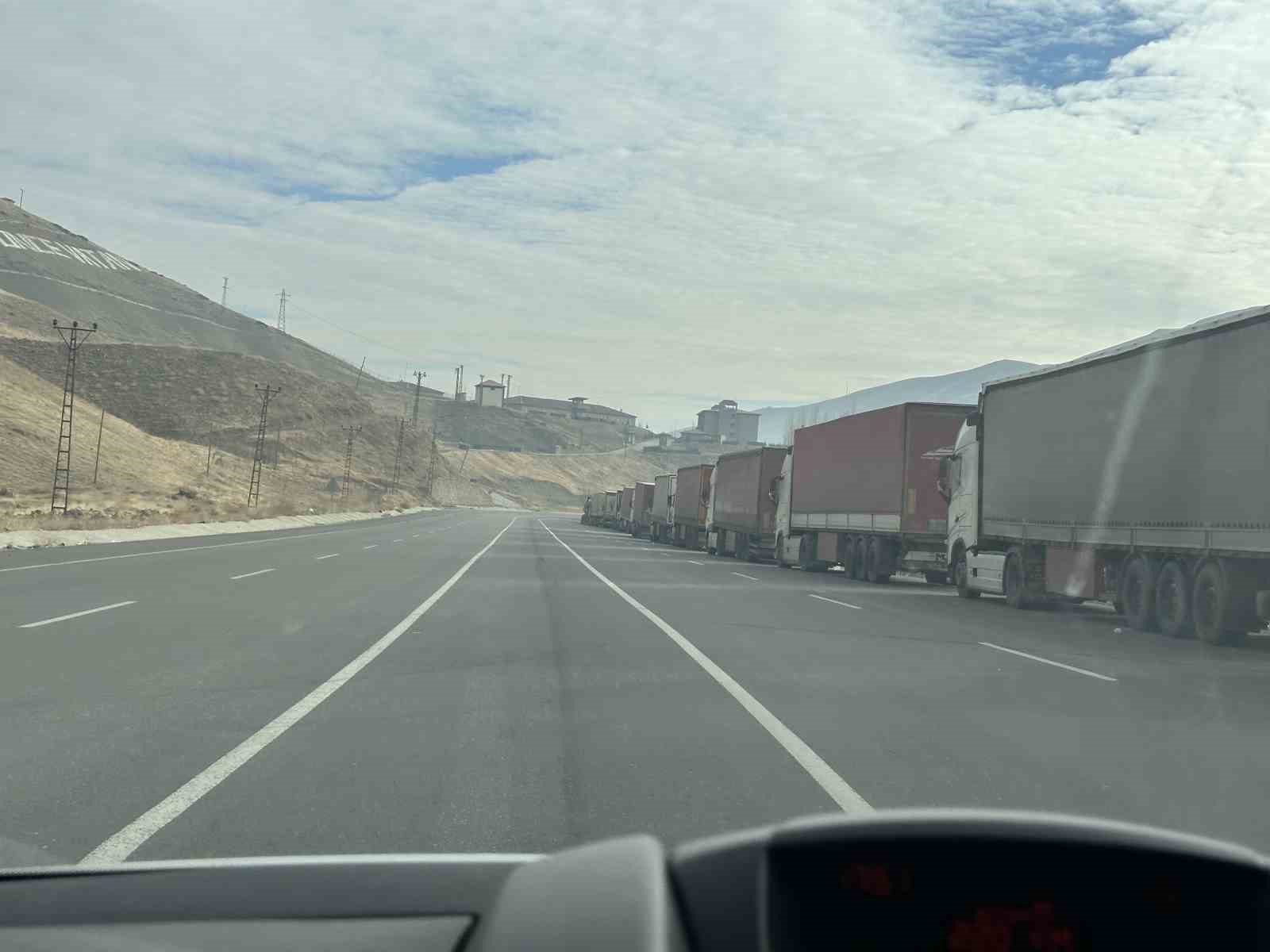 Türkiye-İran sınırında 10 kilometrelik tır kuyruğu
