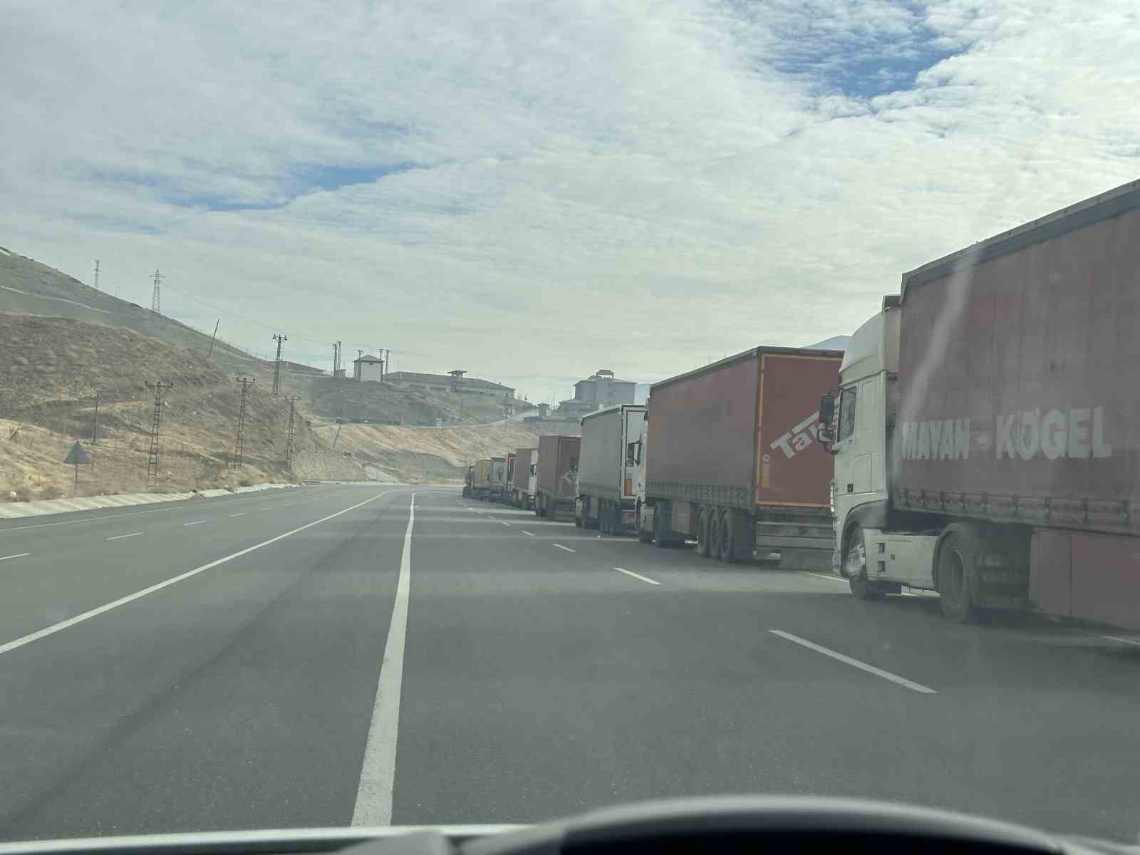 Türkiye-İran sınırında 10 kilometrelik tır kuyruğu