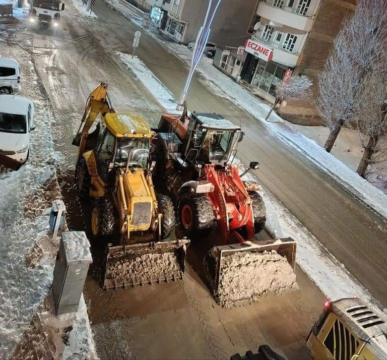 Özalp’ta kar nedeniyle yolda kalan araçlar kurtarıldı
