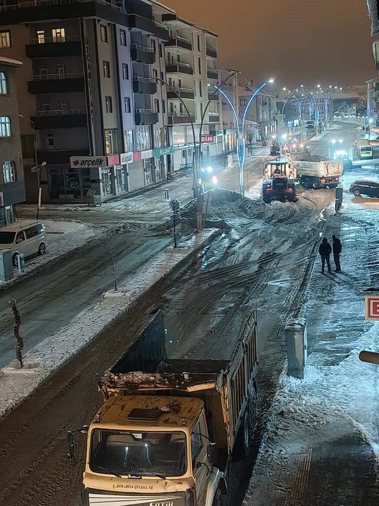 Özalp’ta kar nedeniyle yolda kalan araçlar kurtarıldı
