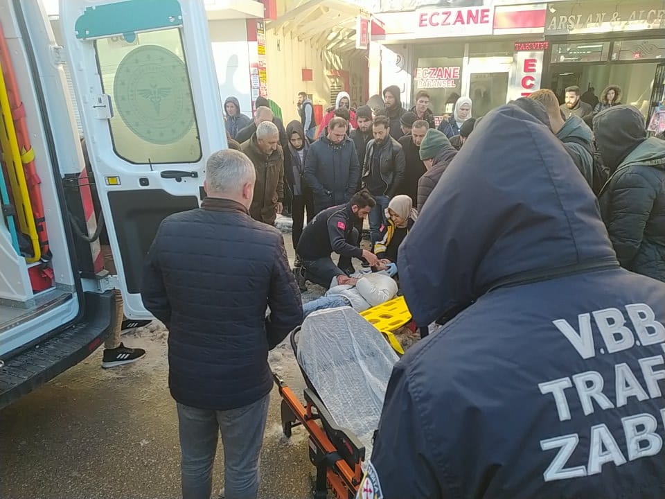 Van’ın en işlek caddesinde iş makinesi yayaya çarptı