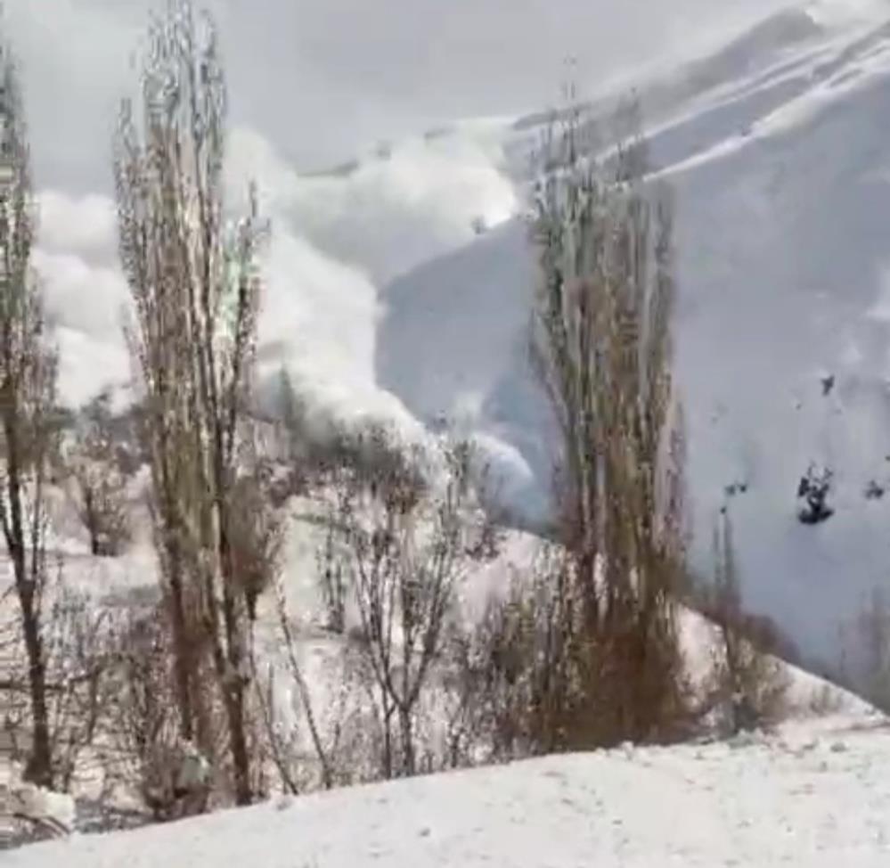 Van Bahçesaray’da düşen çığ, böyle görüntülendi