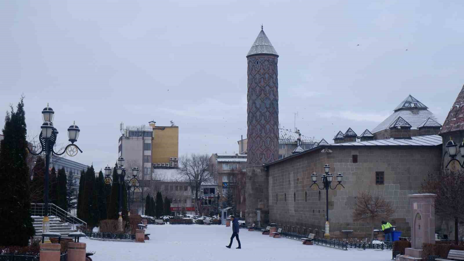 Erzurum’da soğuk hava ve kar etkili oluyor