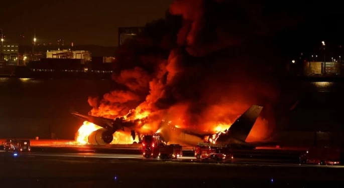 Tokyo’da havalimanında 2 uçak çarpıştı