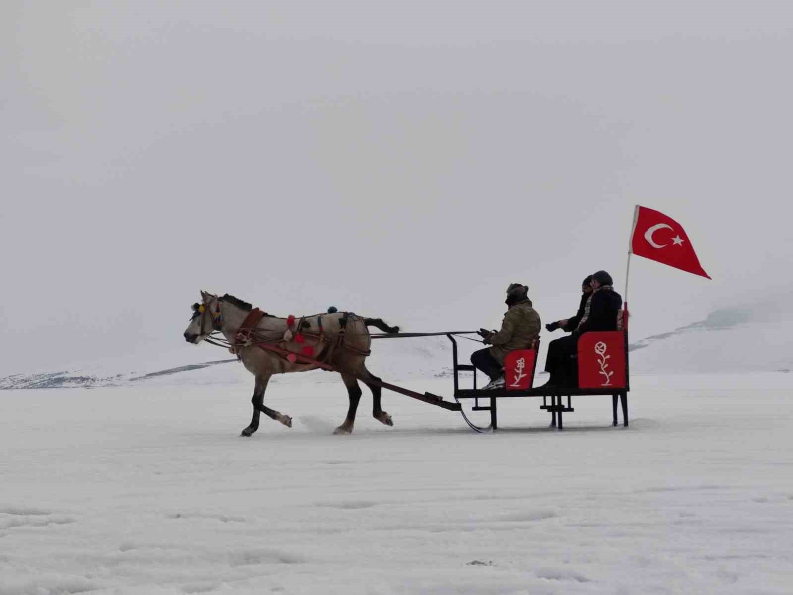 Çıldır Gölü’nde buz üstünde atlı kızak keyfi