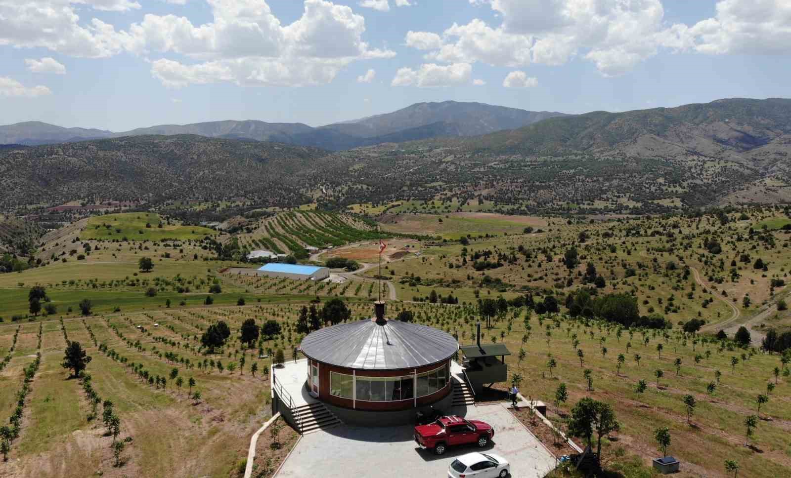 Dağ başında 360 derece dönen ev