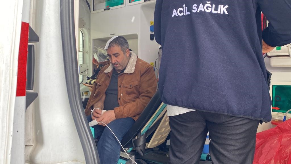 Çatıdan üzerine buz kütlesi düşen şahıs yaralandı