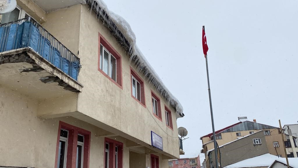 Çatıdan üzerine buz kütlesi düşen şahıs yaralandı