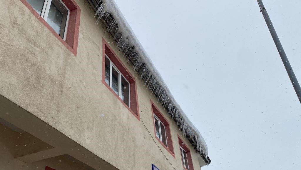 Çatıdan üzerine buz kütlesi düşen şahıs yaralandı