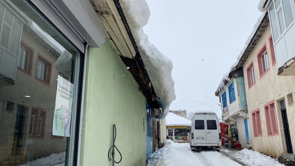 Çatıdan üzerine buz kütlesi düşen şahıs yaralandı