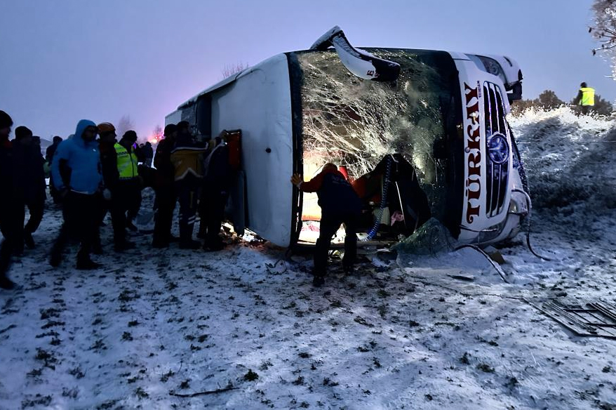 Kastamonu’da feci kaza! Otobüs devrildi