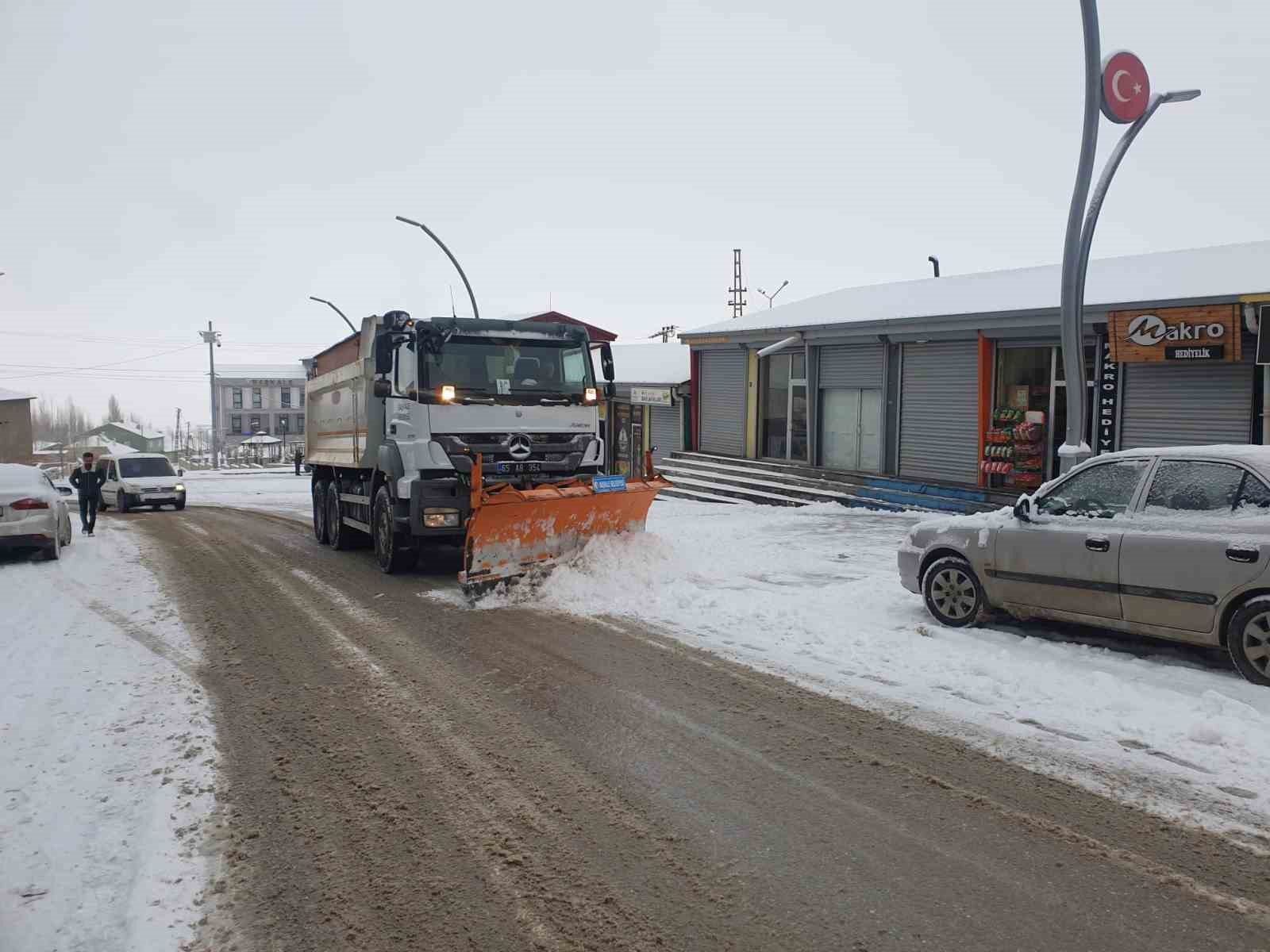 Başkale’de kar yağışı: 48 yerleşim yerinin yolu kapandı
