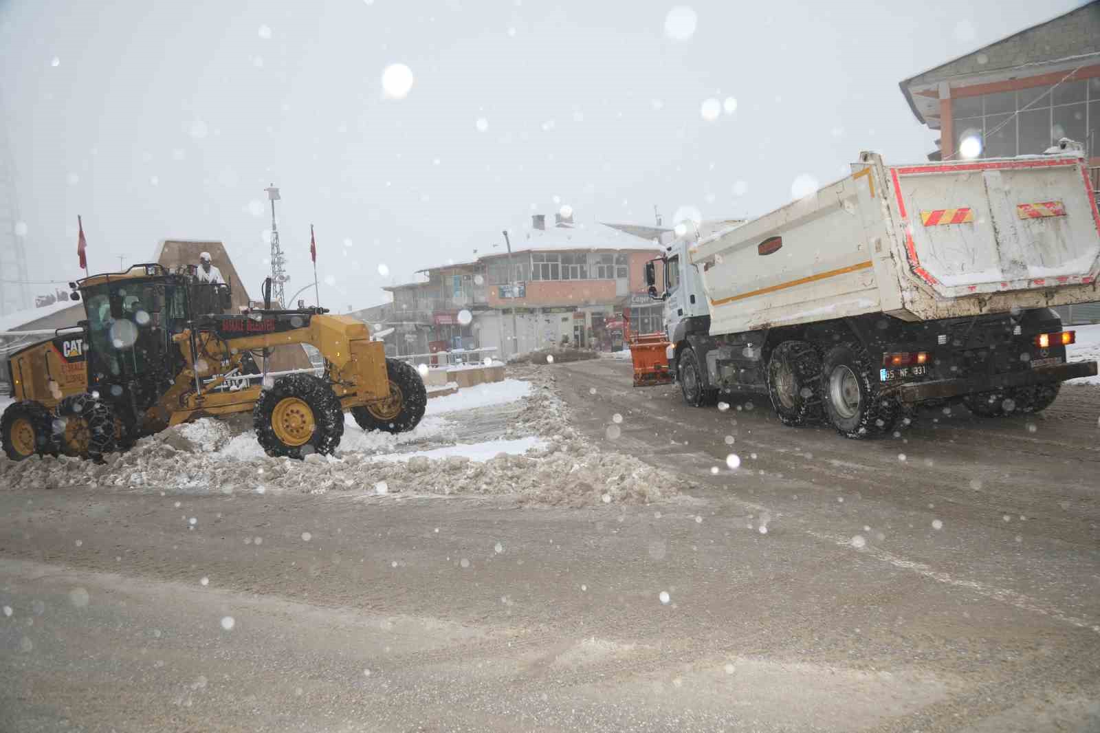 Başkale’de kar yağışı: 48 yerleşim yerinin yolu kapandı