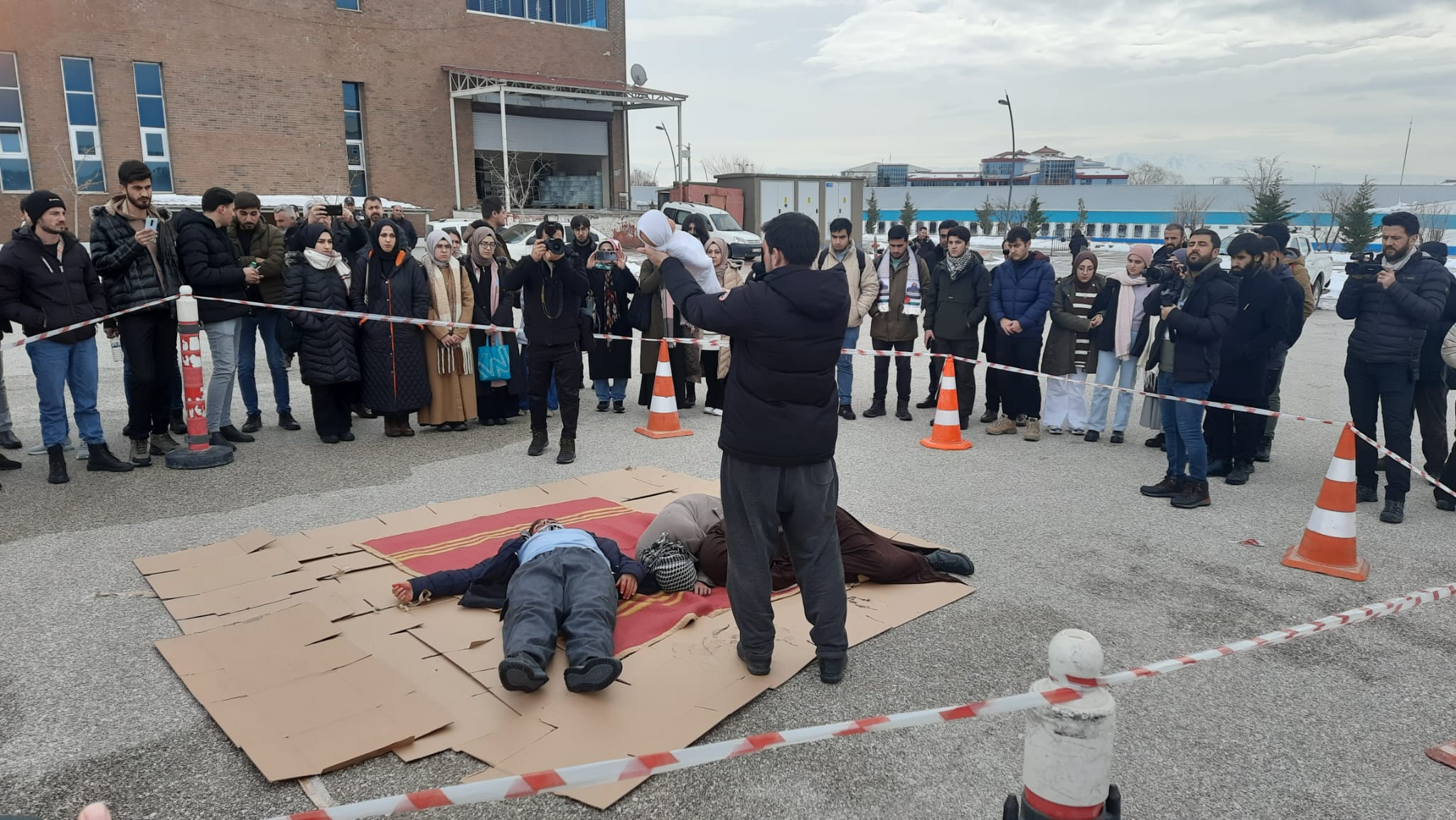 Yüzüncü Yıl Üniversitesi’nden Filistin Temalı Drama Gösterisi