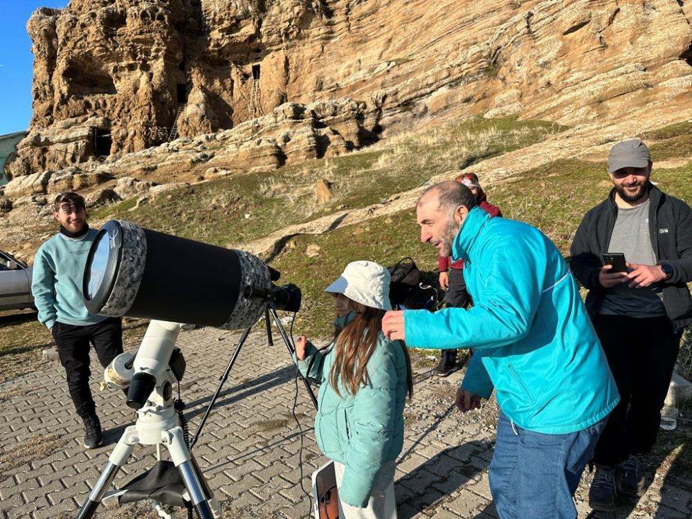 Teleskopla güneşi gözlemlediler