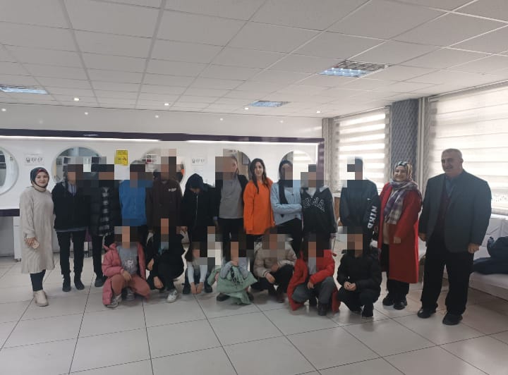 Van’da öğretmen ve öğrencilerden örnek davranış!