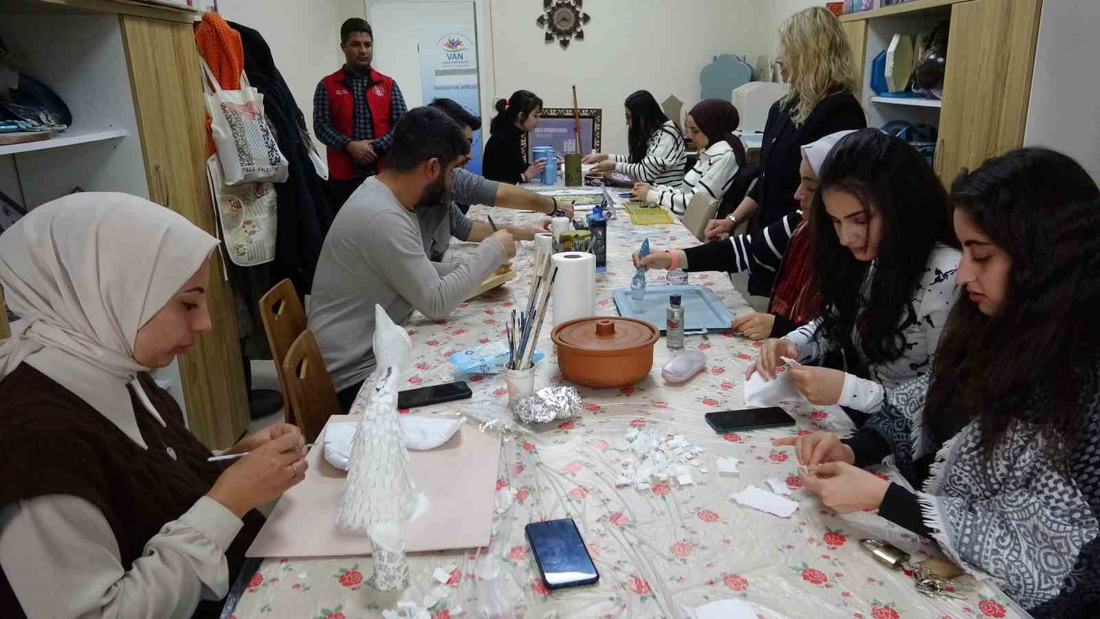 Hem meslek öğreniyor hem moral depoluyorlar