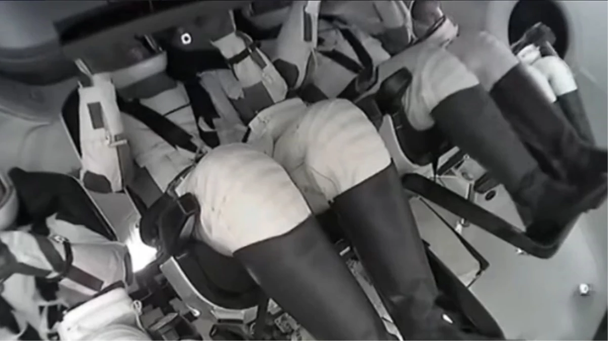 Türk astronot Alper Gezeravcı’nın uzaya çıkar çıkmaz ilk işi kalem çevirmek oldu