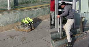 Çamurlu ayakkabılarını çıkarıp bankaya öyle girdi