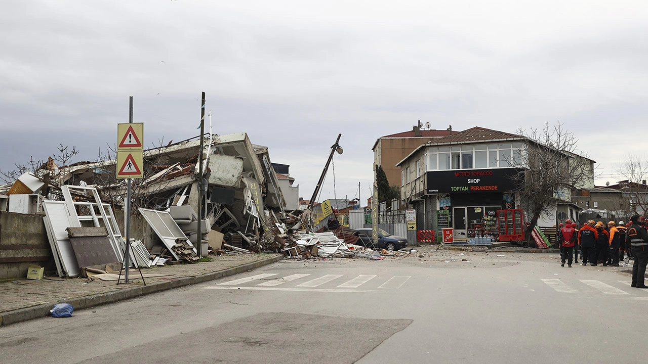 Ümraniye’de metro çalışması sırasında 2 bina çöktü!