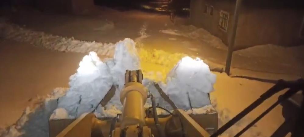 Van’ın Erciş ilçesinde kapalı yollar tek tek açılıyor