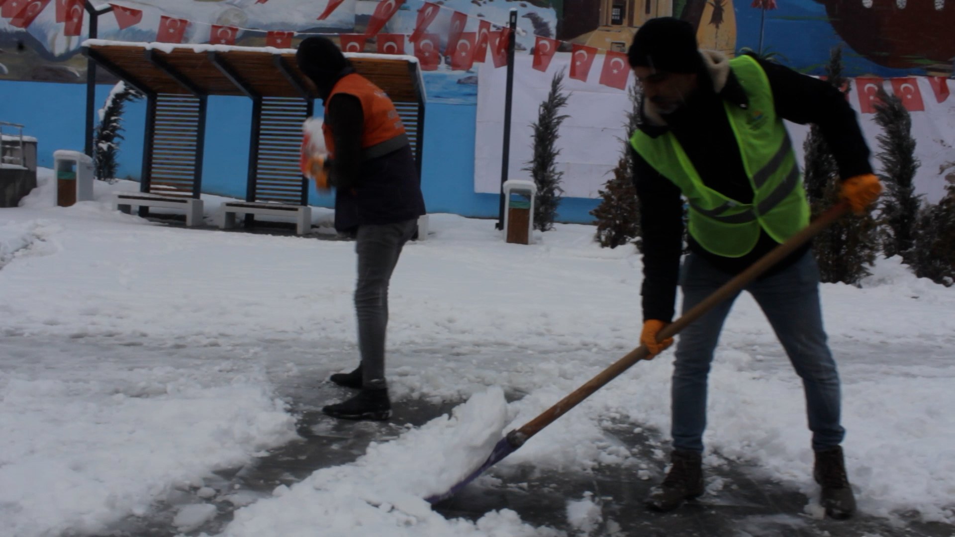 Van’da Karla Mücadele Ekiplerinin Kaldırımları Temizleme Çalışmaları Devam Ediyor
